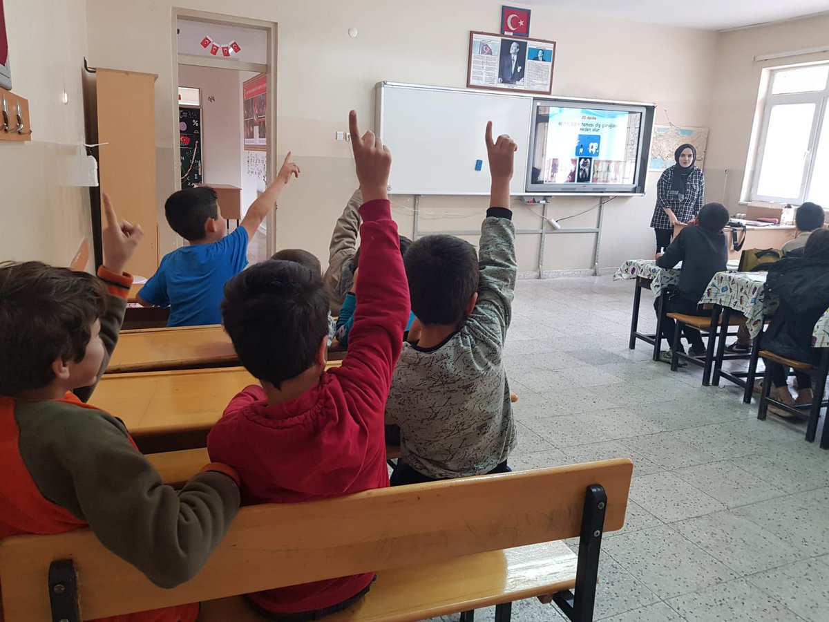 sehit_toy's tweet photo. Valiliğimiz himayesinde yürütülen #hedefprojesi kapsamında köyümüzde görevli hemşire hanım tarafından öğrencilerimize “diş sağlığı ve sağlıklı diş fırçalama yöntemleri eğitimi“ verildi. Hemşiremiz Hafize hanım’a teşekkür ederiz. @sivasvaliligi @valisimsek @sivasmem https://t.co/51mi541YrC