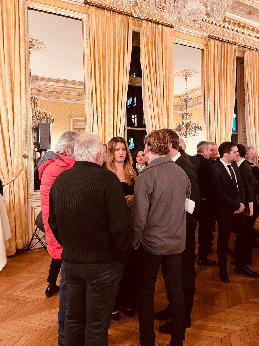 MarleneSchiappa's tweet photo. En la date importante du 8 décembre #PascalPaoli je réunissais au ministère de grandes associations et entreprises sociales de Corse en présence d’élus de tous bords. La solidarité est une valeur Corse depuis des siècles. Bravo à ces personnalités engagées. https://t.co/j0Thjiqjf0