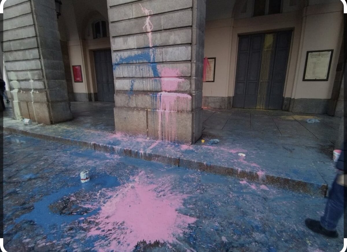 Non chiamateli ecologisti. Sporcano. Non puliscono! #teatroallascala #PrimaScala