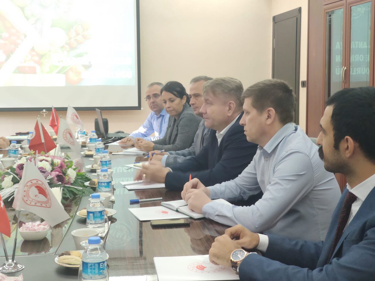 Rus Heyeti ile İl Müdürlüğümüzde toplantı gerçekleştirildi 

Rosselkhoznadzor Delegasyonu Rusya Federasyonu’na yaptığımız yaş sebze ve meyve ihracatı kapsamında Rus heyeti ile İl Müdürlüğümüzde toplantı gerçekleştirildi. <a href="/VahitKirisci/">Prof.Dr.Vahit Kirişci</a> <a href="/ersinyazici1/">Ersin YAZICI</a> <a href="/gokhankaraca_/">Gökhan Karaca</a>