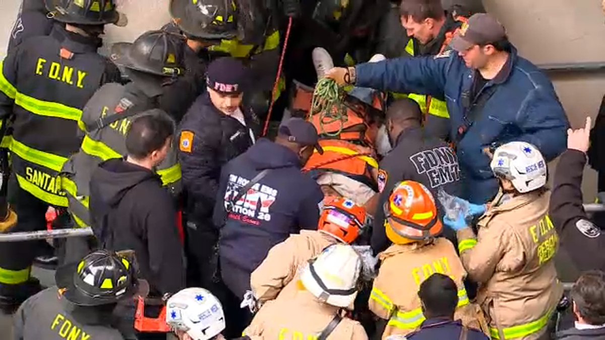 2 people rescued after being injured in fall down elevator shaft at Target store in the Bronx 7ny.tv/3FG0p60