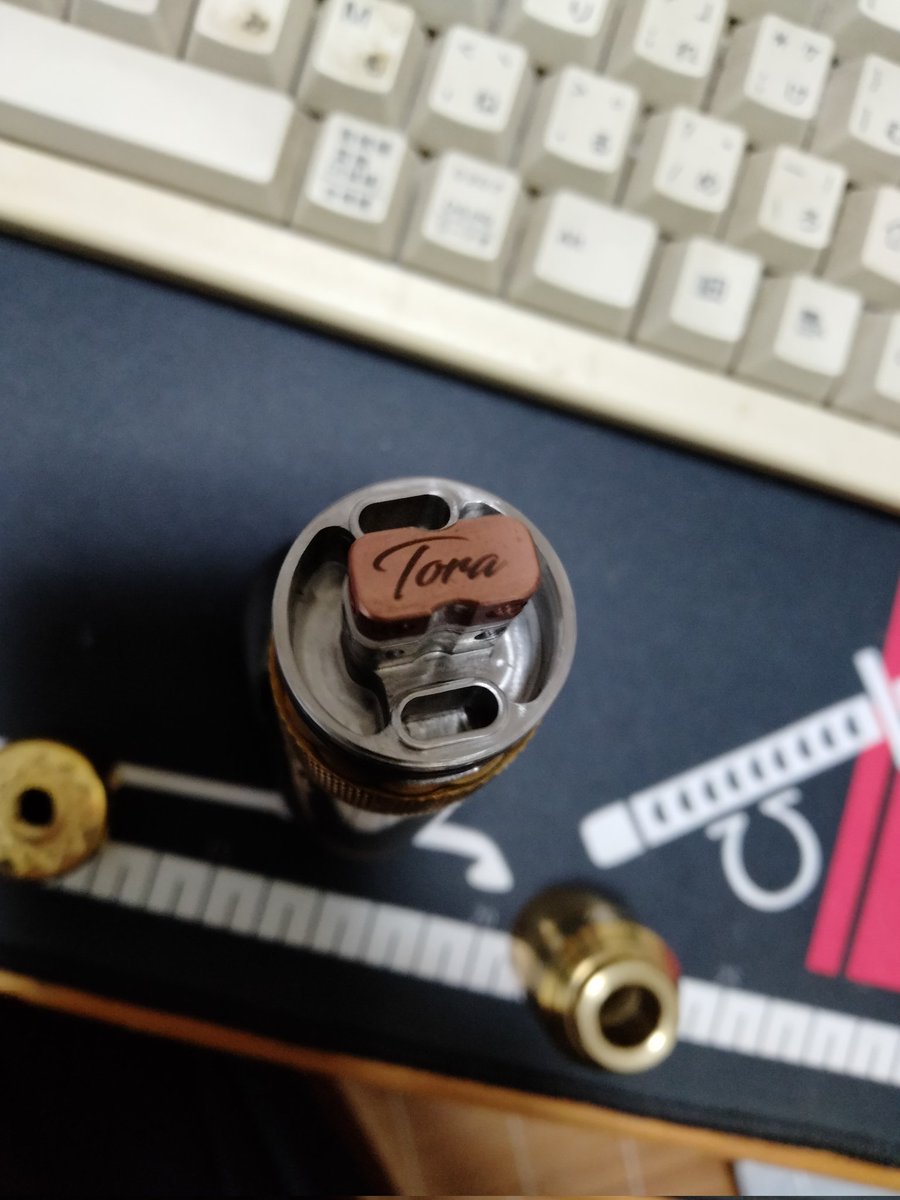 atnopjd's tweet photo. VSCMOD KIYOMASA V2 1st batch BRASS &TORA RDA 奇跡的にお迎えさせて頂きました。
MODは見かける事は有ったが頭のTORAがなかなか見つからず
理想的なセットアップで見かけたため即ポチしました。
オプションパーツも付いておりラッキーでした。
#kiyomasav2 #vape #tubemod https://t.co/ihWMZ2aYUE