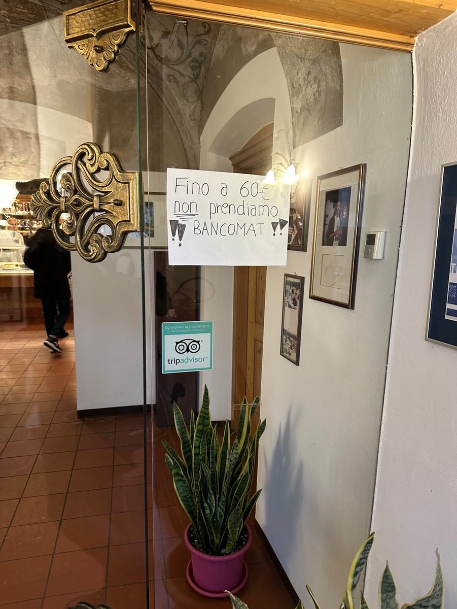 stanzaselvaggia's tweet image. Pasticceria a Bressanone. Vai Giorgia Meloni, sempre più verso il futuro. E oltre! 🚀