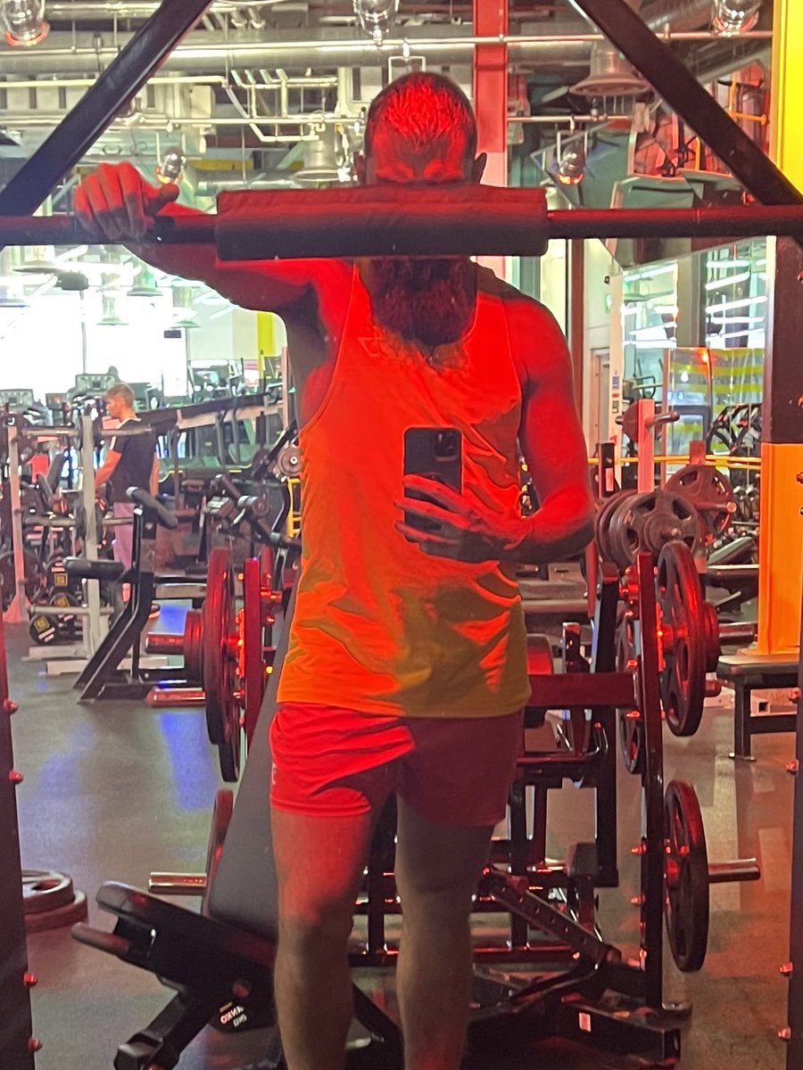🏋🏽‍♂️Just at the gym! Who’s following me to the sauna? 🧖🏽‍♂️ 
🚨 Red light? Don’t know her!🚨