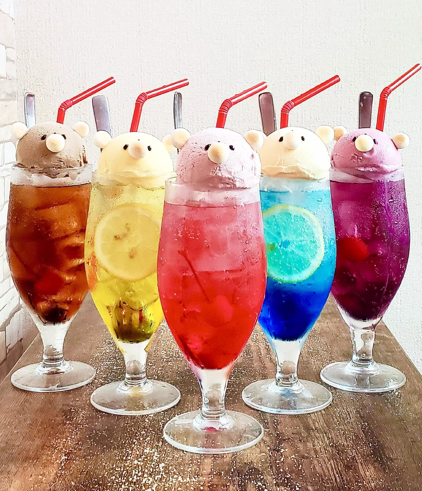 くまさんがこっち見てる！色とりどりで可愛い「クリームソーダ」。