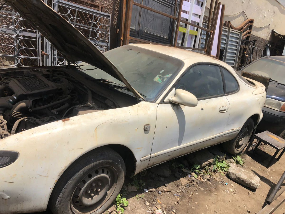 gari_za_kenya_'s tweet image. Quick thread on a 1992 Toyota Celica restoration.
No jokes here....
It lay here for 10 or more years