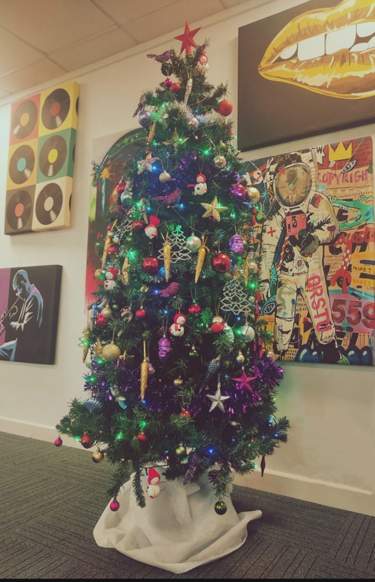 The SNK Christmas Tree is 'sleighing' this year! 🎄🎄🎄#feelingfestive#sparkle&amp;shine