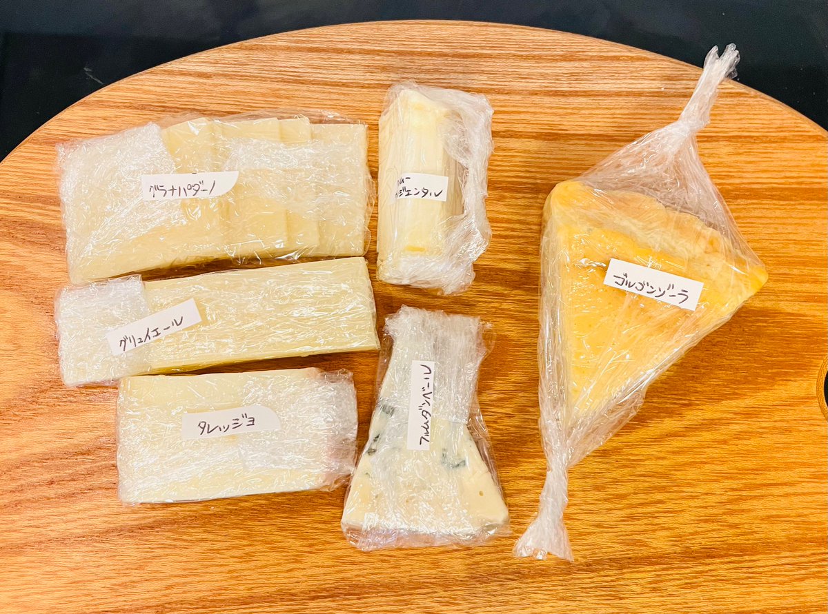 fbc_radio's tweet photo. #ユーグレディオ 金曜日🌸
きょうのおみやは福井市のチーズ量り売り専門店 #HAPPYCHEESE をご紹介しました🧀
チーズプロフェッショナルの資格を持つ店主が数あるチーズから好みのものを選んで切り立てを販売しています！✨
人気は5種盛り1000円(100g)です🤤
#プレゼント #手土産 https://t.co/rfpkOH1QmV