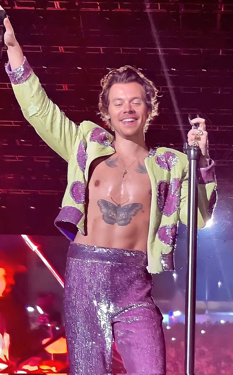 harrydailyposts's tweet photo. I can't believe he's real https://t.co/4TOiQFPApW