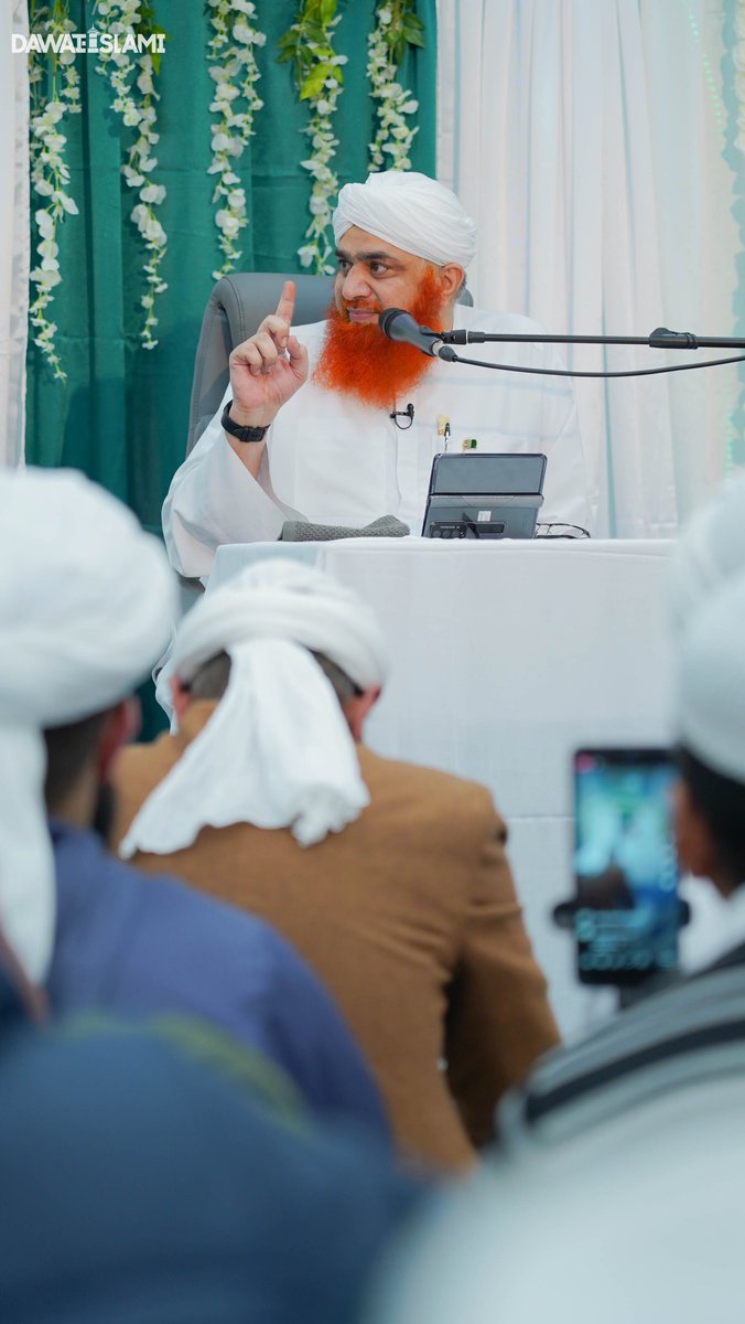 Nigran-e-Shura Maulana Imran Attari delivered a Sunnah-inspired speech during the weekly Ijtima of Dawat-e-Islami in Aylesbury, England. 
Afterwards, he met with Islamic brothers.

#Dawateislami