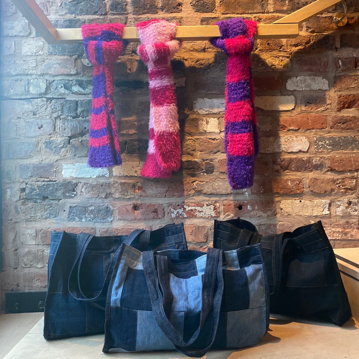 🧣More items keep getting dropped off for the pop-up shop by the creative collective artists, and they are too incredible not to share! ⁠
⁠
#supportlocalartists #youthplatform #youthopportunities #creativespace #manchesterartists #manchestergallery #supportourwork
