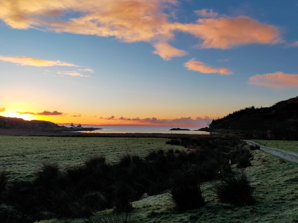 IslandsPass's tweet photo. Winters morning, Tarbert, Isle of Jura

#abplace2b #hebrides #argyllisles 
#isleofjura #wintersun #winter #getoutdoors #askanislander https://t.co/zoWJRedm57