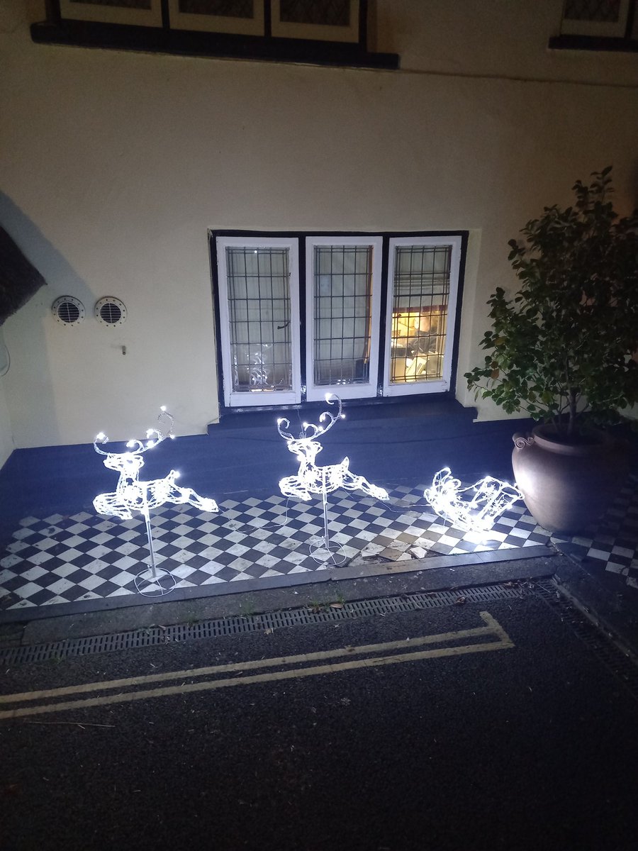 WesWeeks tweet media