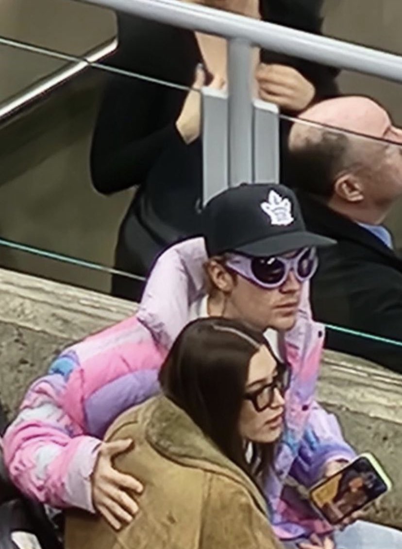 Justin Bieber Was At The Leafs Game With Wife Hailey & His Outfit Was 'Hard  To Miss' (VIDEO) - Narcity