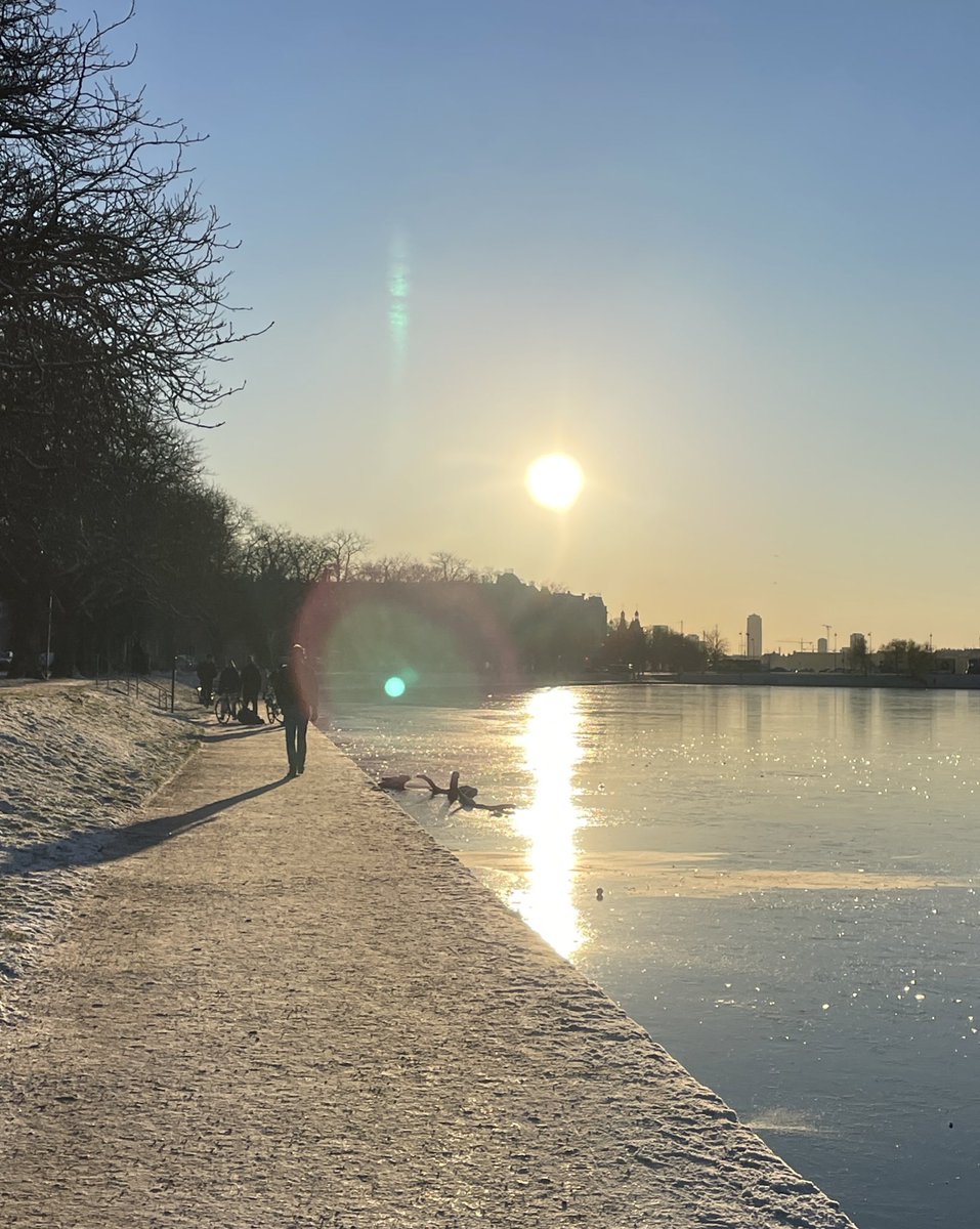 norapautmeier's tweet photo. POV an einem sonnigen Wintertag in Kopenhagen, Dänemark 🇩🇰 
Meine Lieblingsstadt war nach Oslo und Stockholm die letzte Station unserer Interrail-Reise. Knackig kalt war‘s – auch mit 30.000 Schritten auf dem Tacho ❄️ 
#studierenweltweit #erlebees #interrail https://t.co/6IkCvCuhCA