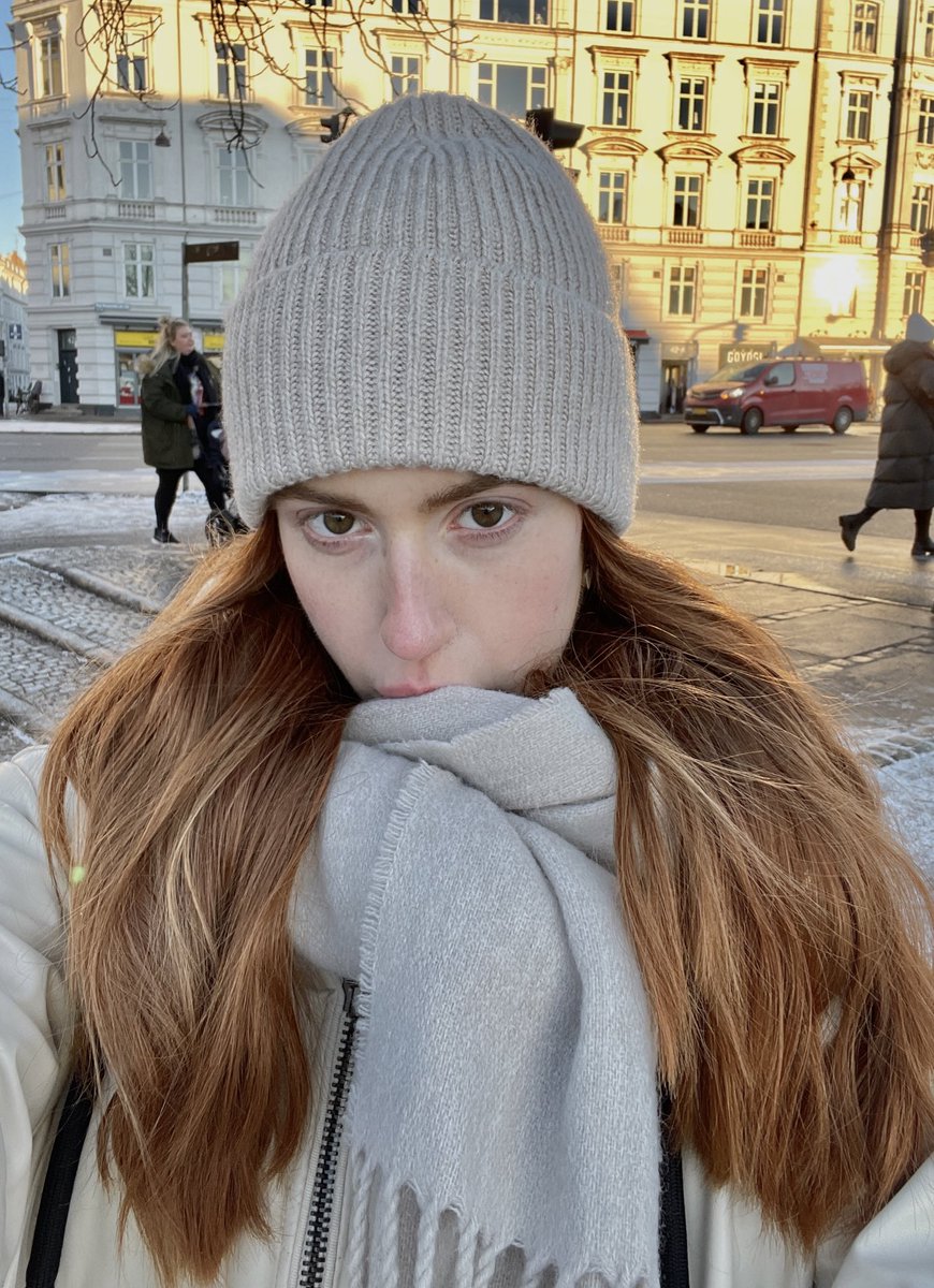 norapautmeier's tweet photo. POV an einem sonnigen Wintertag in Kopenhagen, Dänemark 🇩🇰 
Meine Lieblingsstadt war nach Oslo und Stockholm die letzte Station unserer Interrail-Reise. Knackig kalt war‘s – auch mit 30.000 Schritten auf dem Tacho ❄️ 
#studierenweltweit #erlebees #interrail https://t.co/6IkCvCuhCA