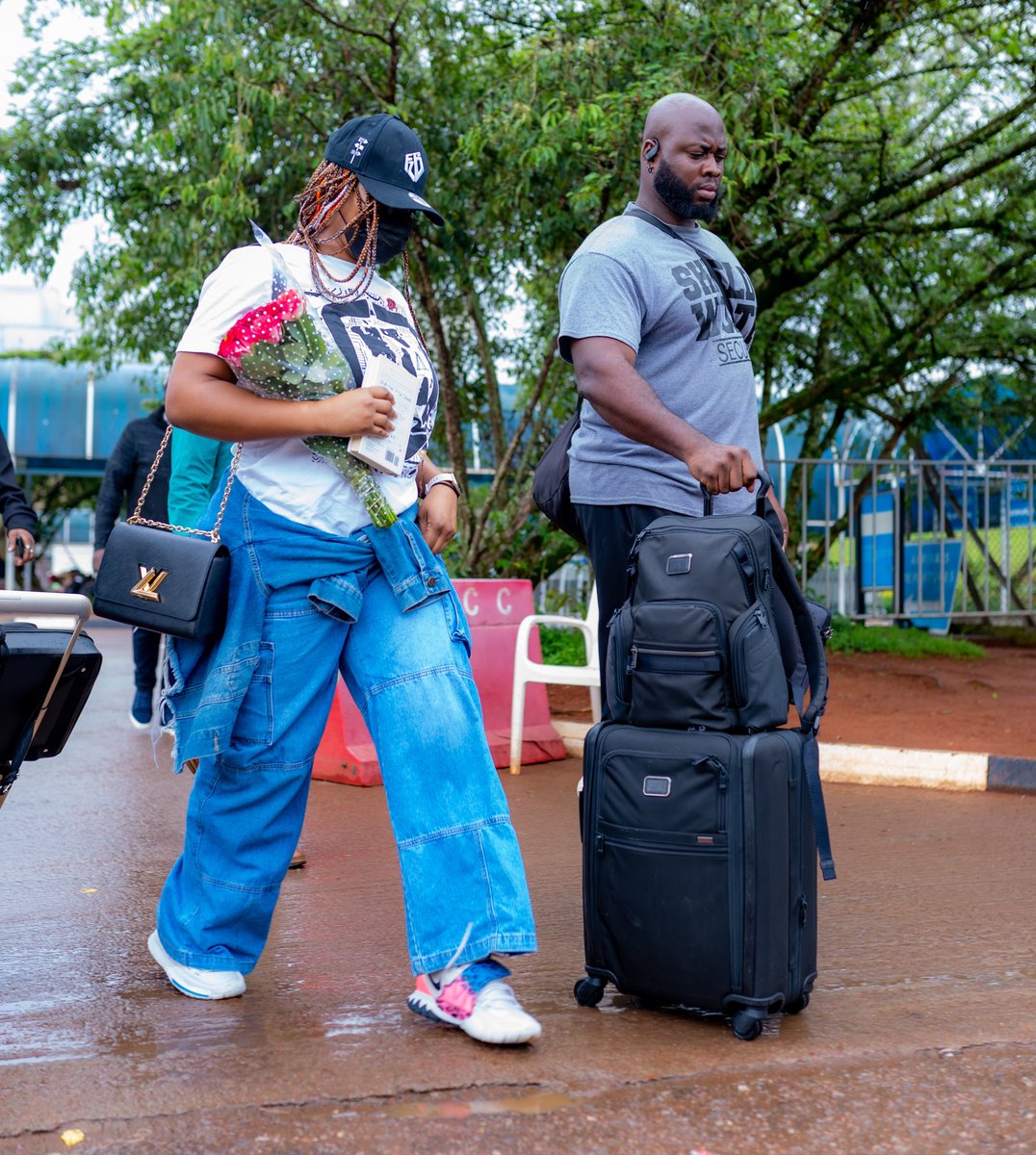 Blankets And Wine Kla (@blanketsnwineug) on Twitter photo The Queen has landed.... We repeat
<a href="/yemialadee/">✊🏾 yemialade</a> has landed in U.G 🇺🇬
#BlanketsAndWineKla loading….🤸🏾♂️ The Queen has landed.... We repeat
<a href="/yemialadee/">✊🏾 yemialade</a> has landed in U.G 🇺🇬
#BlanketsAndWineKla loading….🤸🏾♂️
