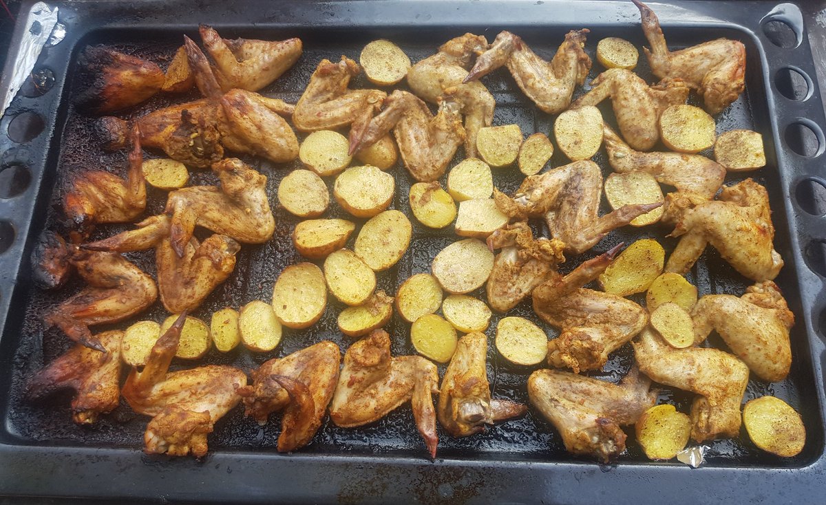 Hassaniftikhar's tweet photo. Chicken wings and potatoes baked in a wood-fired oven.

😋 https://t.co/4kgSUZ4sc6