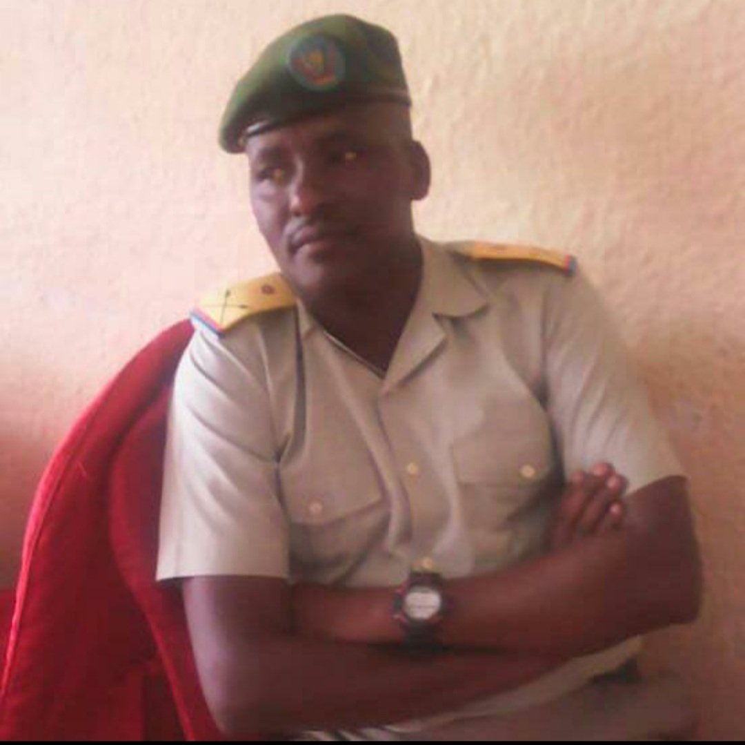 Delphino12's tweet photo. Après 25 ans sous le drapeau, servant le #Congo & ta famille, ils ont decidé de te livrer ds les mains de “Wazalendo” en date du 09.12.2021 à #Lweba. Cela ne suffisait pas, par haine, ils se sont partagés et mangé les parties de ton corps! Quel péché: être un des Banyamulenge https://t.co/tEue7gzG2f
