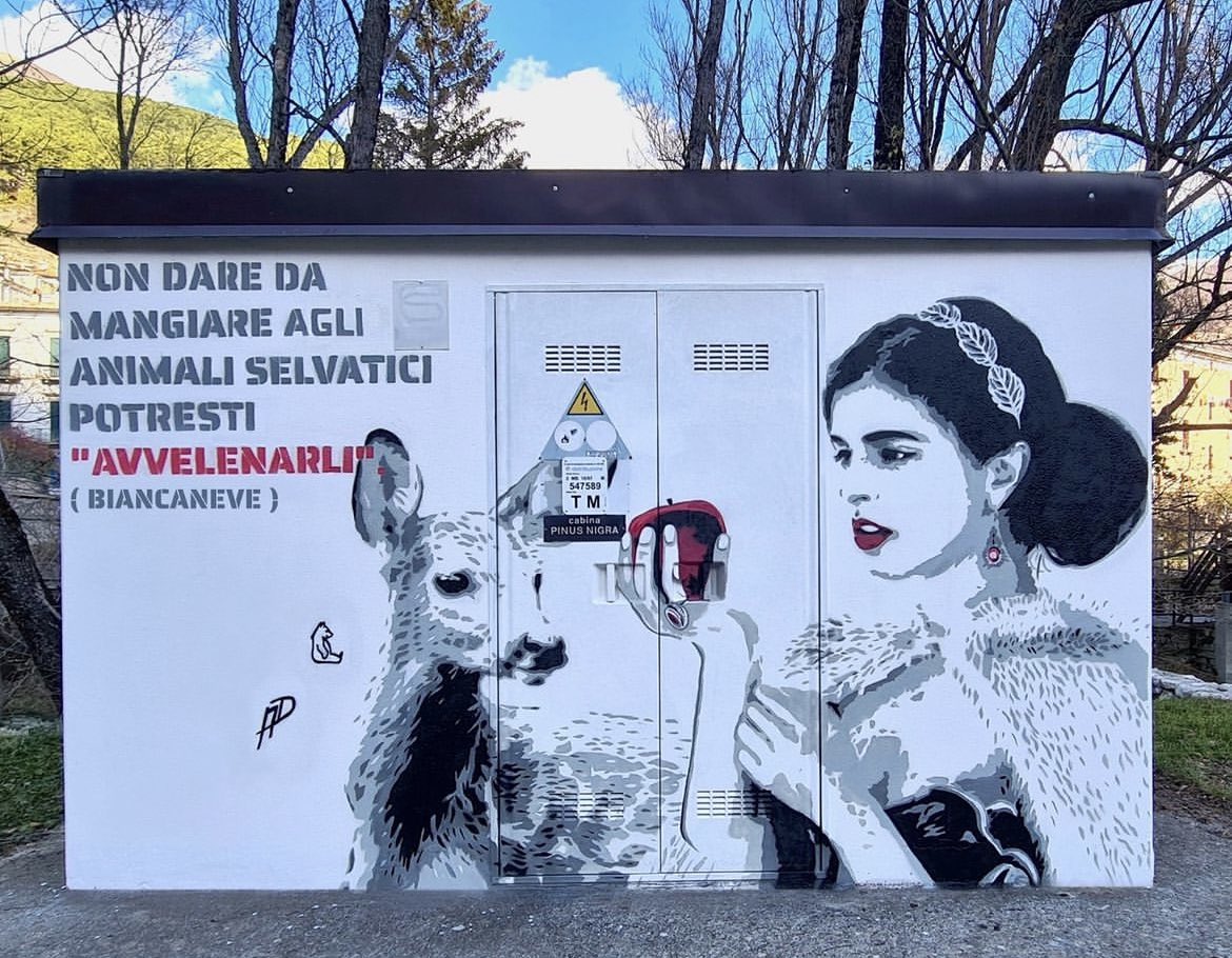 Bellissima e brillante campagna di sensibilizzazione del Parco Nazionale dell’Abruzzo Lazio e Molise che trasmette un messaggio chiaro: non dare da mangiare agli animali selvatici!

Quello che potrebbe sembrare un gesto di bontà, in realtà può costare loro la vita.
<a href="/Parcoabruzzo/">Parco Abruzzo</a>