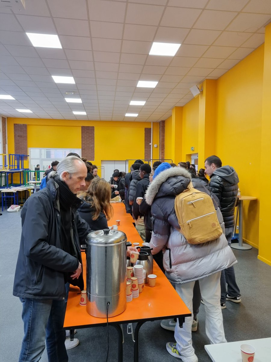 Ruffin__Nicolas's tweet photo. Petit déjeuner offert aux élèves par les élus lycéens du CVL et de la MDL. Grand succès de la matinée qui permet la présentation à tous des projets à venir. Bravo à eux pour leur engagement ! @MonodCvl @Monod_MDL #monodElB #Enghien https://t.co/Nqa6Mhf7TO