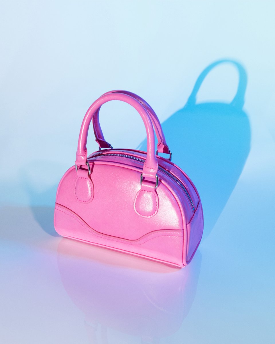 hmkuwait's tweet photo. With a bag like this you hit a strike every time. #HM
تُضفي الحقائب الوردية لمسة من التميّز على إطلالتكِ. #HM https://t.co/M4jLuEvFsj