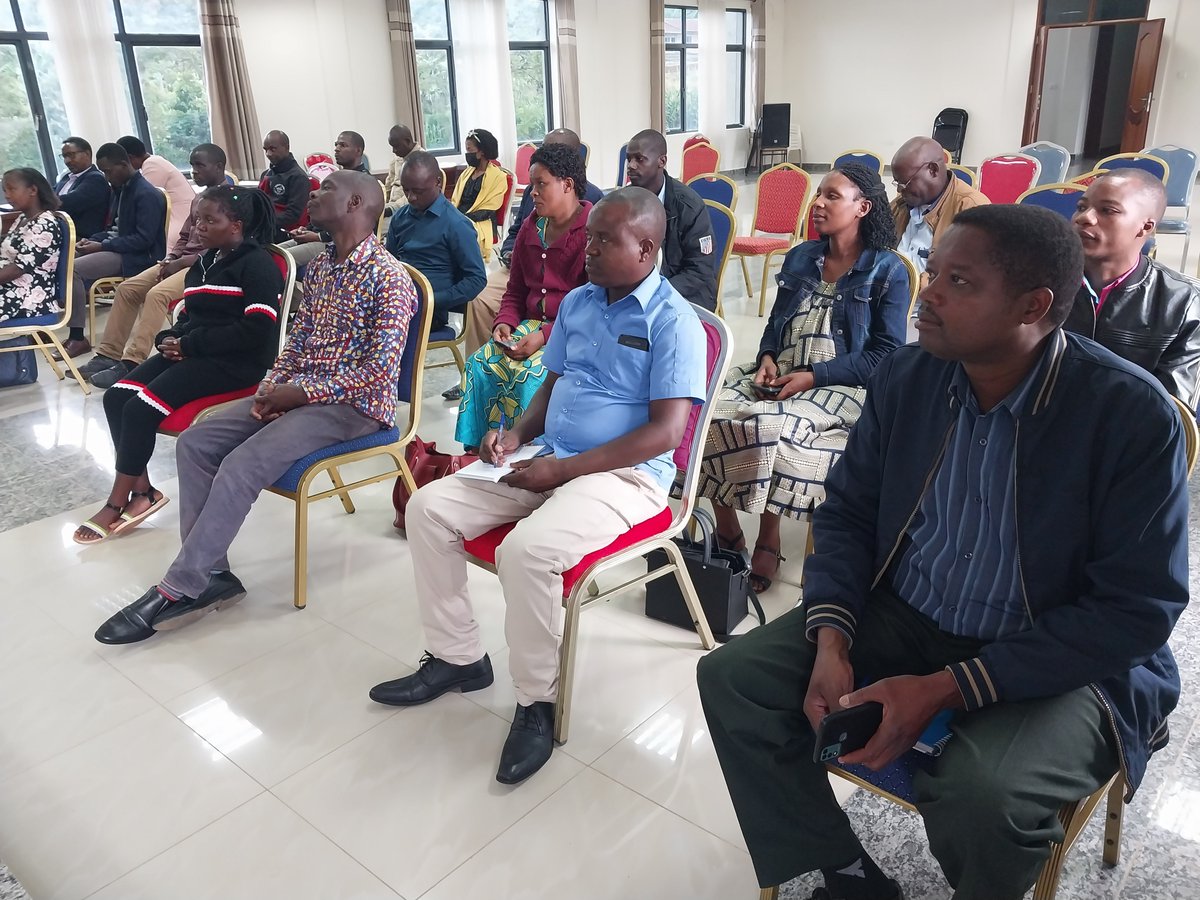 GakenkeDistrict's tweet photo. Aka kanya: Hon. Murebwayire Christine, uhagarariye Ihuriro riharanira kurwanya Ruswa #APNAC-Rwanda ari gutanga ikiganiro kijyanye no gukumira icyaha cya ruswa ku bahagarariye ibyiciro byabikorera #PSF ku rwego rw'Akarere ka Gakenke. @RwandaParliamnt @NyirarugeroD @RwandaLocalGov https://t.co/p0EuFZDn2h