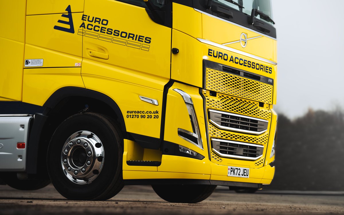 ThomasHardieUK's tweet photo. To celebrate long-serving employee, Steve Junipers’ 21 years driving for Euro Accessories, they have purchased this high-spec, super impressive Volvo Globetrotter XL 500.

@VolvoTrucksUK @euroacc https://t.co/brHz8JHyw4