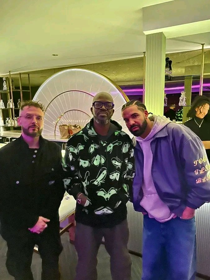 Limbkhin's tweet photo. You know your shit smells good when other people lean towards you in a picture. https://t.co/cB0VkiXsl5
