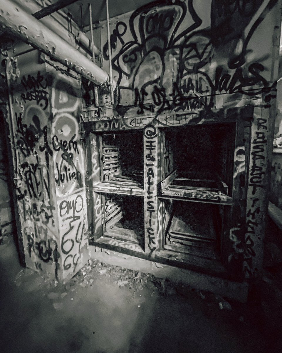 Landolakes777's tweet photo. Chillin’ #AbandonedPlaces #abandonedamerica #newyork #letchworth #morgue #urbex #urbexing #decay https://t.co/Q8OfZTHU1u