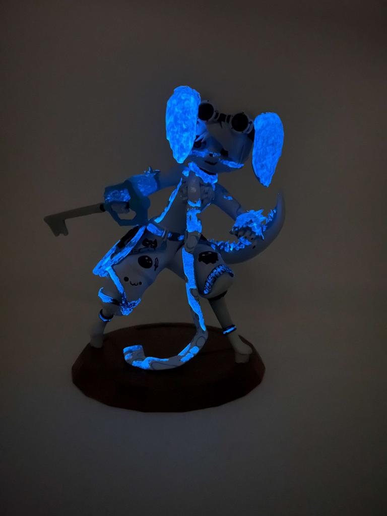 BlueF0x3's tweet image. My 3D Printed VRChat Avatar is finally done with the help of @KoolTech3d!

And my god does the glow in the dark effect work well!

#VRChat #3dprint