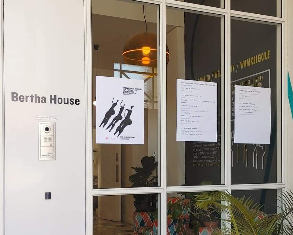 ToroxaD's tweet image. Kaise KAI gangan or thank you to everyone, our filmmakers @dthorne_ #CarlCollison #JohannAbrahams, our audience who ǂKHERE or appeared at Day 1 of our Khoikhoi Film festival and to everyone who stayed to learn some KHOIKHOI words. #FIRSTPEOPLE #KHOIKHOI