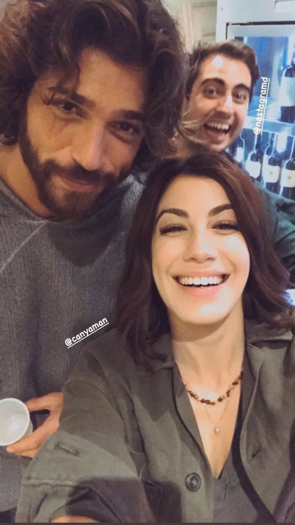 Qué felices éramos entonces y no lo sabíamos 🤧

#CanYaman
#ViolaComeIlMare