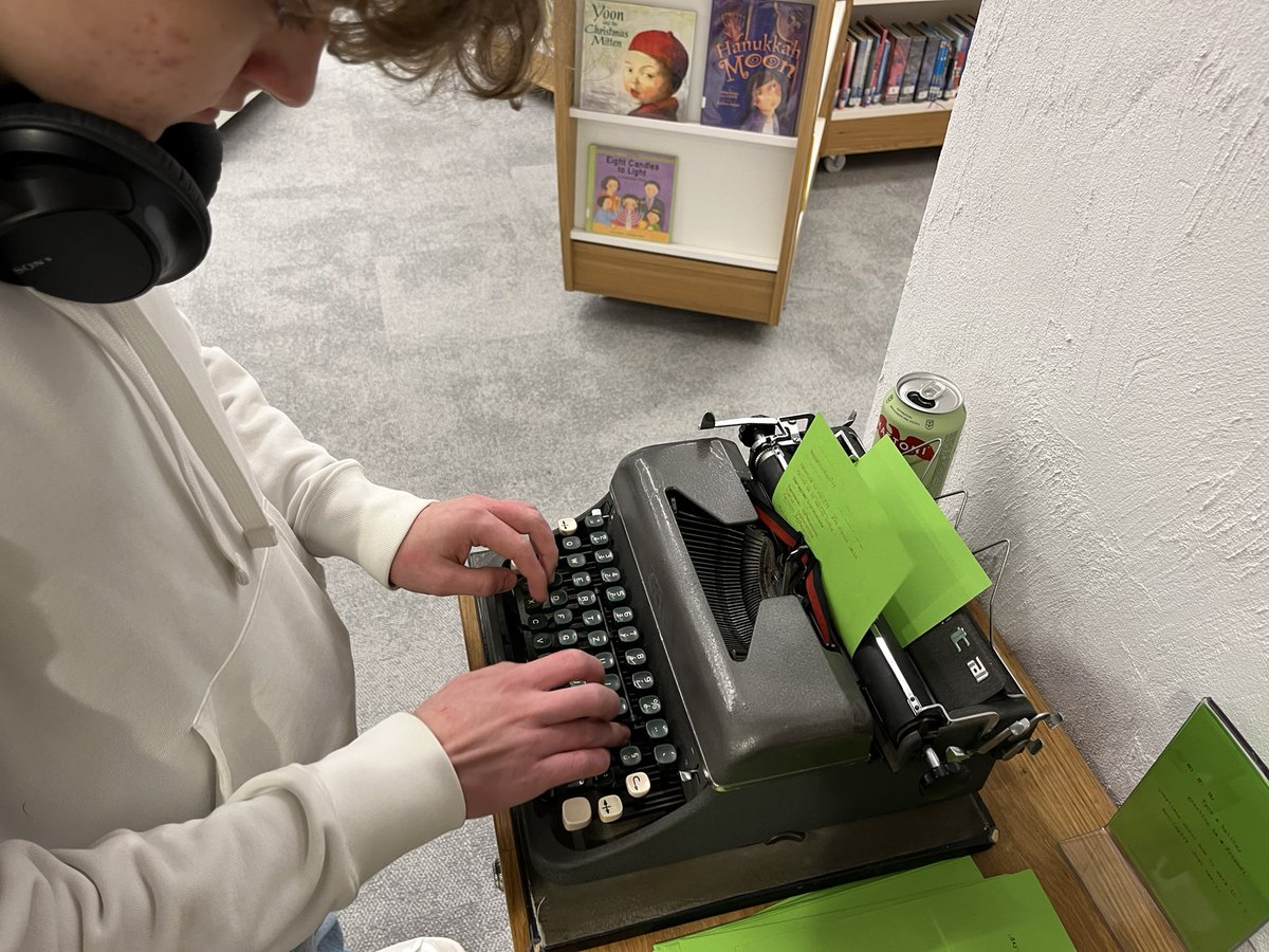 IspRobotics's tweet image. Trying out the school’s typewriter ⌨️ 

#robotics #isprobotics #isp #typewriter #typewriters #roboticscompetition #vexrobotics #firstrobotics @vexrobotics #happyholidays #holidays #WorldcupQatar2022
