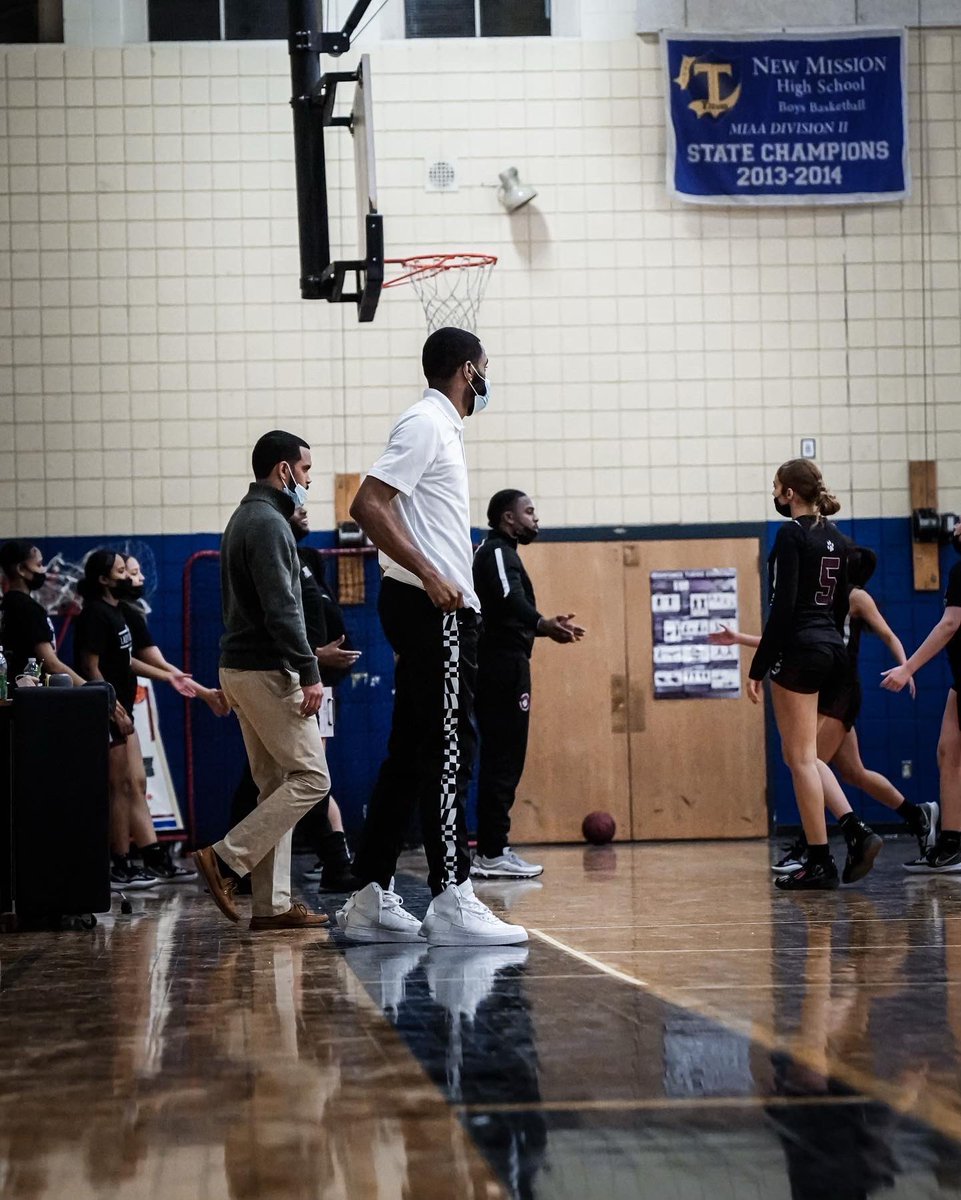 CoachSanni's tweet photo. First GameDay 〽️vs OB at home 530 lets go #LadyTitans #ImBackLikeINeverLeft 📸: @Produced4Soul https://t.co/oDhZ8nT3Jg