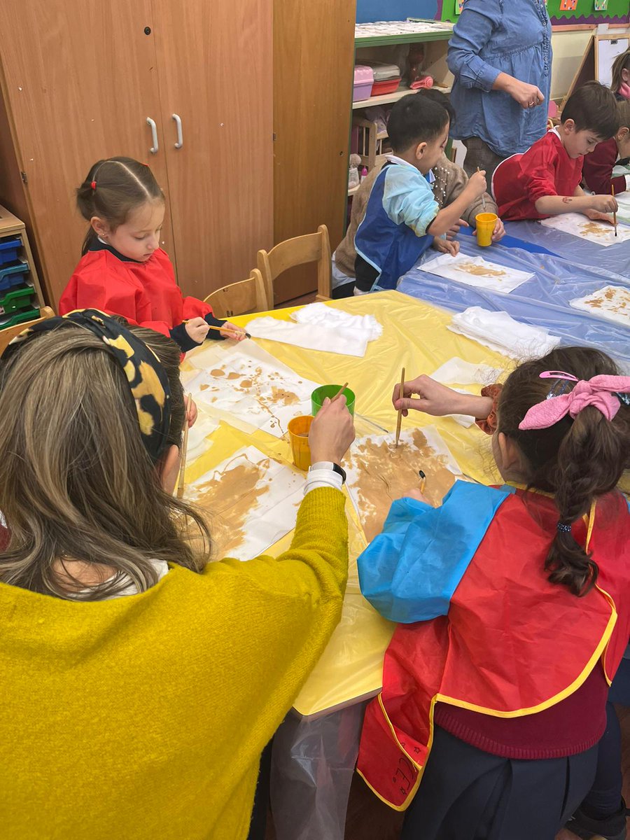 Canada_Blanch's tweet photo. Nos encanta que las familias nos visiten. En los últimos días nos han acompañado en un taller de papiro y hemos dado la bienvenida a la Navidad con el tradicional “Tió de Nadal”. ¡Muchas gracias! 🇪🇬 🐊🤶🎄@isaschools @AccEducativaExt @consejeriauk @Canada_Blanch https://t.co/IIkPuk4hNe