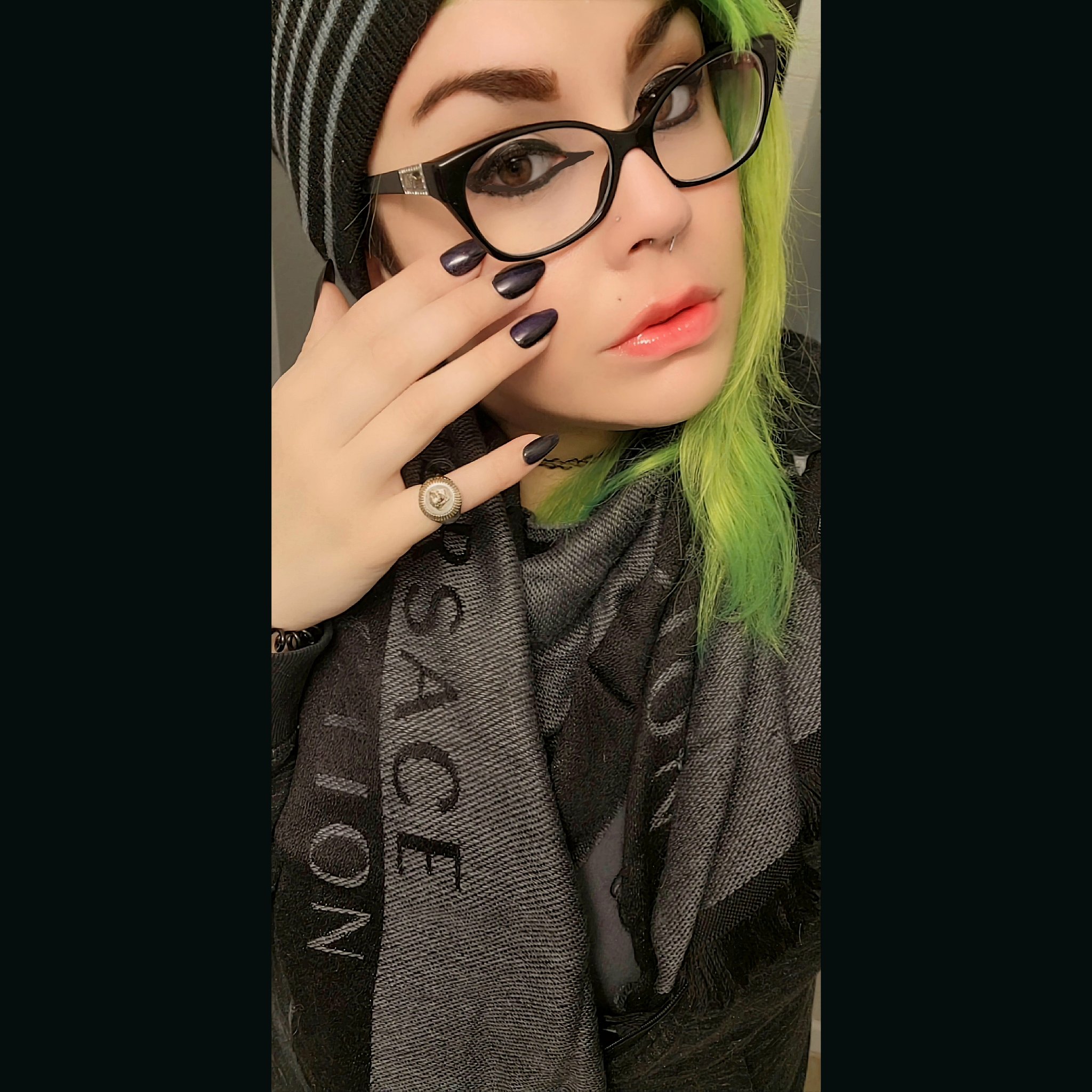 Drake said... "Pinky ring till I get a wedding ring" So, I went to Versace. #bustybabe #model #bigbooblove #gothfashion #ofgirl #curvy #nugothgirl #nugothstyle #nugothstyle #gothgirl #goth #gothaesthetic #bigirls #oppâi #ofmodel #btggf #bigtiddygothgf #altmodel #nugoth https://t.co/eruMfYYpTM