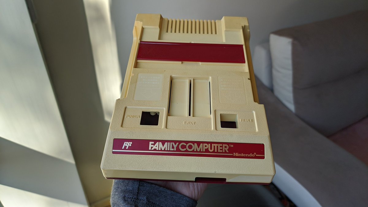 hitmanmcc's tweet photo. 1/3 Well, sometimes things are really just too far gone, as evidenced by the #Nintendo #Famicom shell that I left inside the container for 1 week. It is better but it seems like it hit a point past which the plastic colour, simply does not improve. #RetroGaming #retrobrighting https://t.co/fYxHRFAdMw