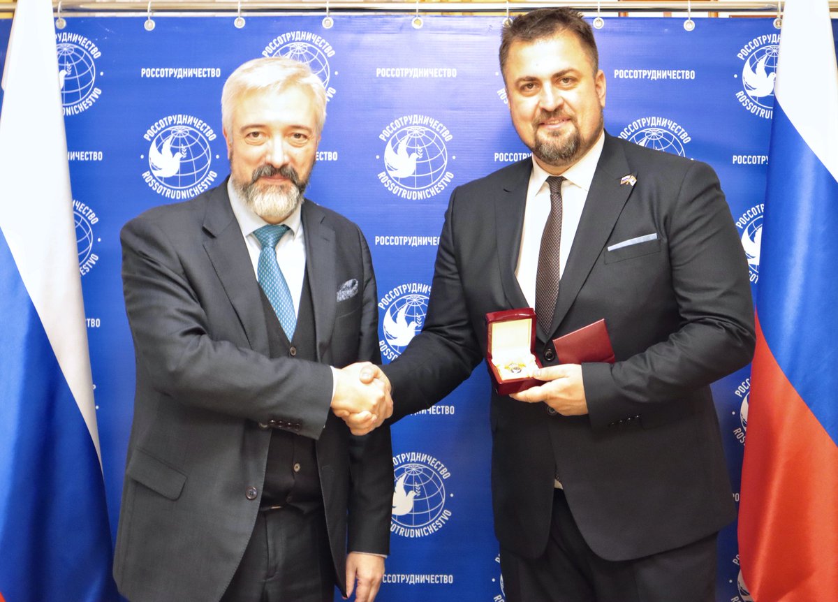 KozarskiBosko's tweet photo. Данас сам добио највише државно одликовање Россотрудичества! 🏅 Уручио ми га је у Москви лично Јевгениј Примаков! 

Дефинитивно ме је чекало нешто веће и важније од компаса! 😁😁 ✊ 🇷🇸 🇷🇺 https://t.co/XgZfmGrmsg