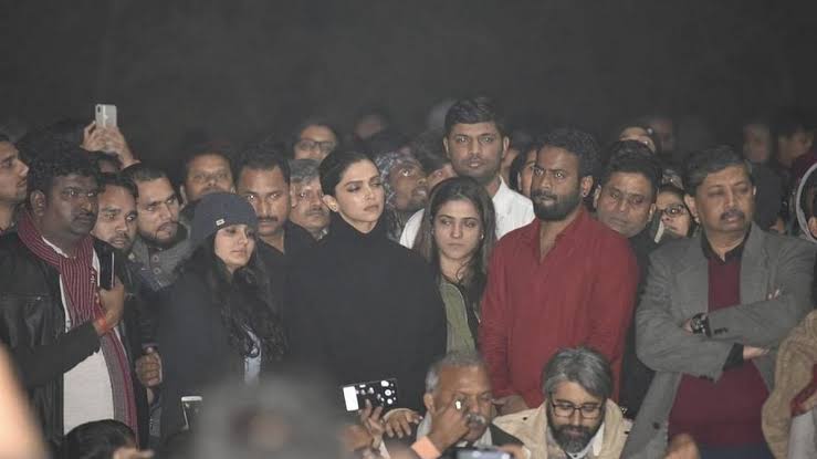 thakkar_sameet's tweet photo. Deepika Padukone of Bharat Tere Tukde Honge Insha Allah Insha Allah JNU fame.

Images of her upcoming movie:

CIRKUS : 23rd December 2022.

PATHAAN : 25th January 2023.

Kya karna chaiye Mitroon ?? https://t.co/egaCvGlCt8
