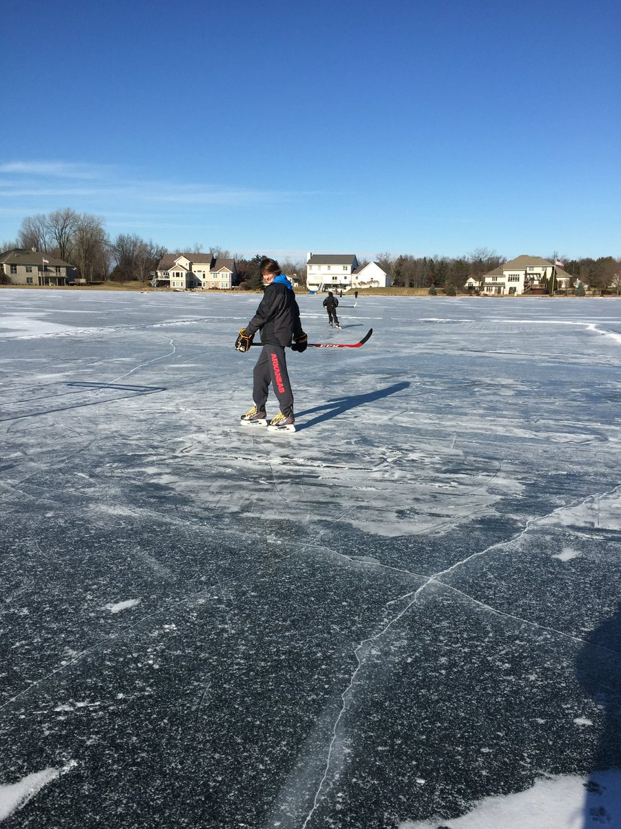 CoachKr29's tweet photo. Tomorrow, @buroyalsmhockey plays @StOlafAthletics at St Louis Rec Center Outdoor rink in Minnesota. Should feel like old times for @kring_ss  #d3hky https://t.co/NKK1KFnFNk