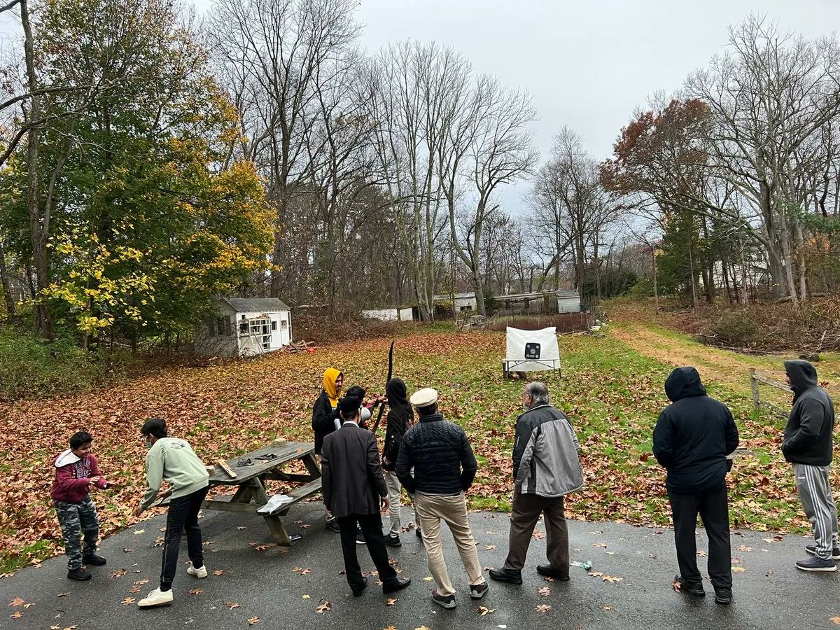 MuslimYouthUSA's tweet image. Starting their morning off with Fajr (morning prayers), our #MuslimYouth of @MKA_Boston stayed afterwards to build brotherhood through sports, including archery. Working out spiritually and then physically to remain sharp in both aspects, #WhatMuslimsDo. #FajrFit #MKAFit