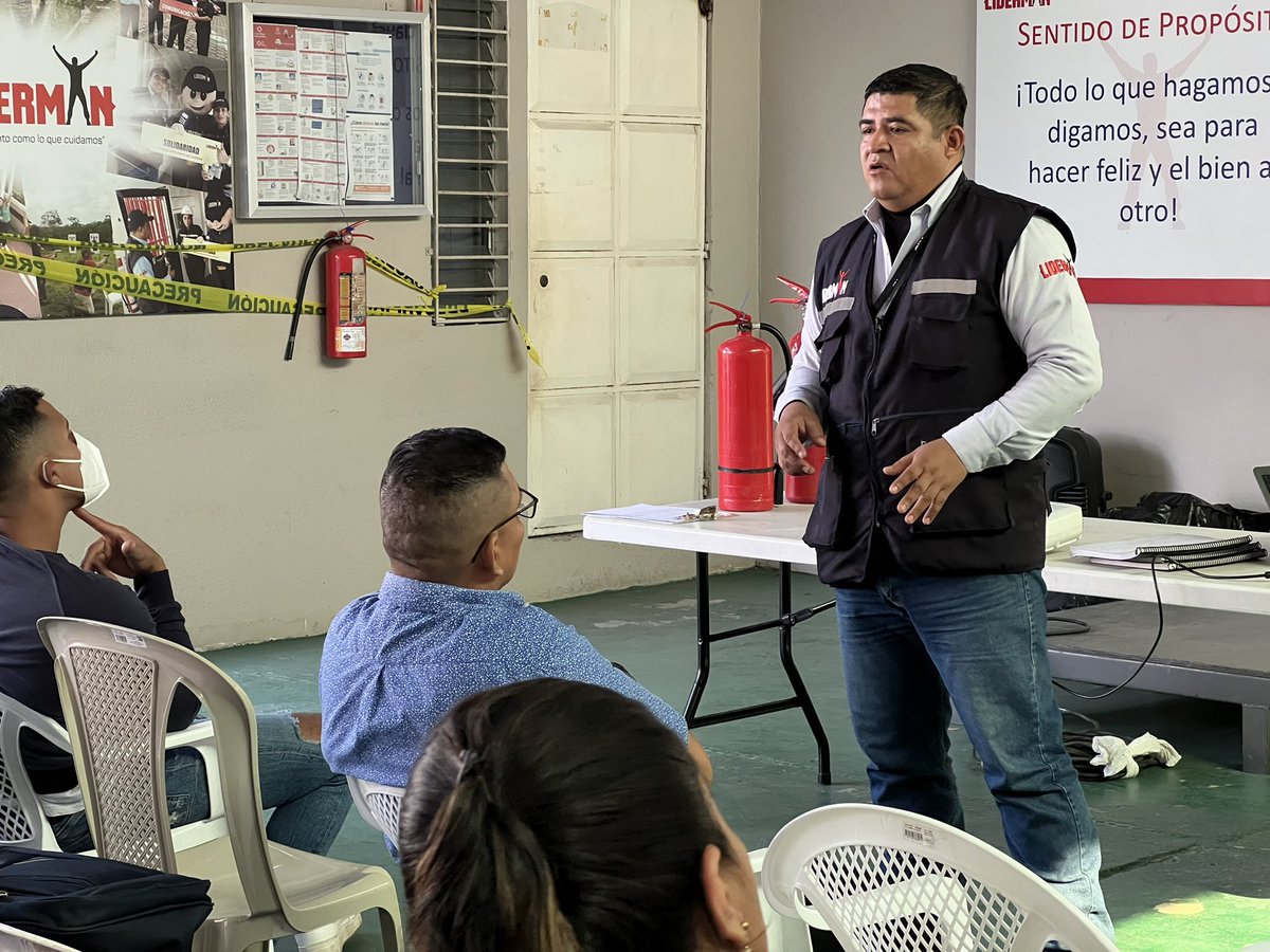 jeremysolis93's tweet photo. Continuamos reforzando los conocimientos de nuestra gente mediante las capacitaciones por zona #AmaCrece @LidermanOficial @negreteate @EsisonVera 😎 https://t.co/KMwGjRv2iC