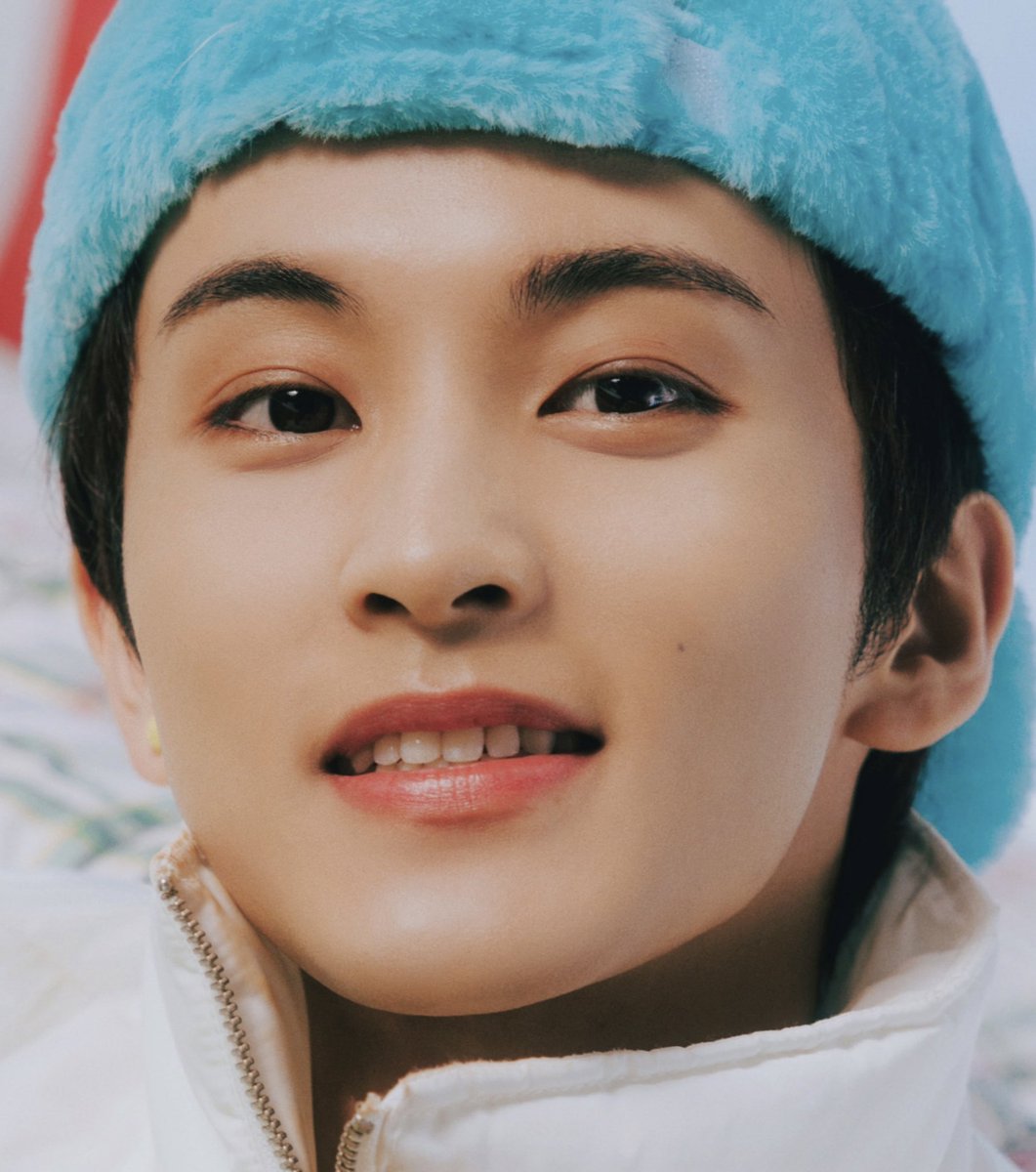 Ieemarkees's tweet image. mark's smile :(