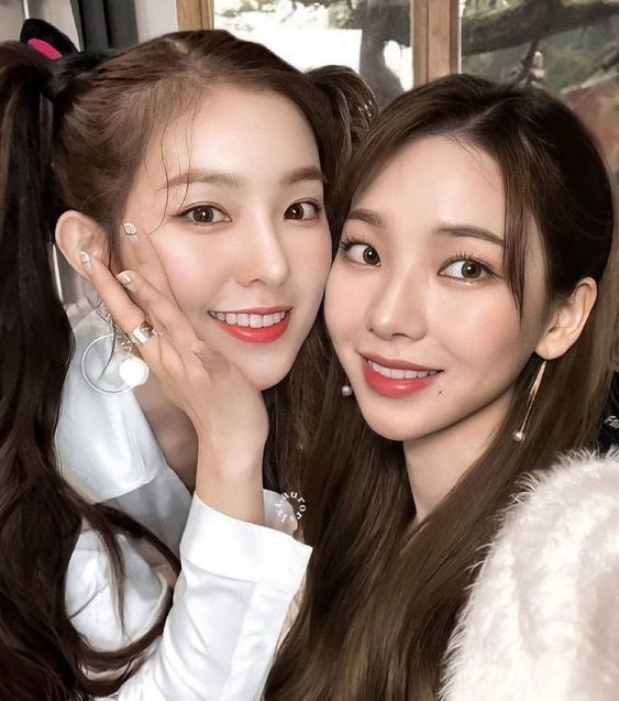 the_neo_and_ae's tweet photo. aespa x red velvet means karina meet her mother irene. https://t.co/xGvZXPUMER
