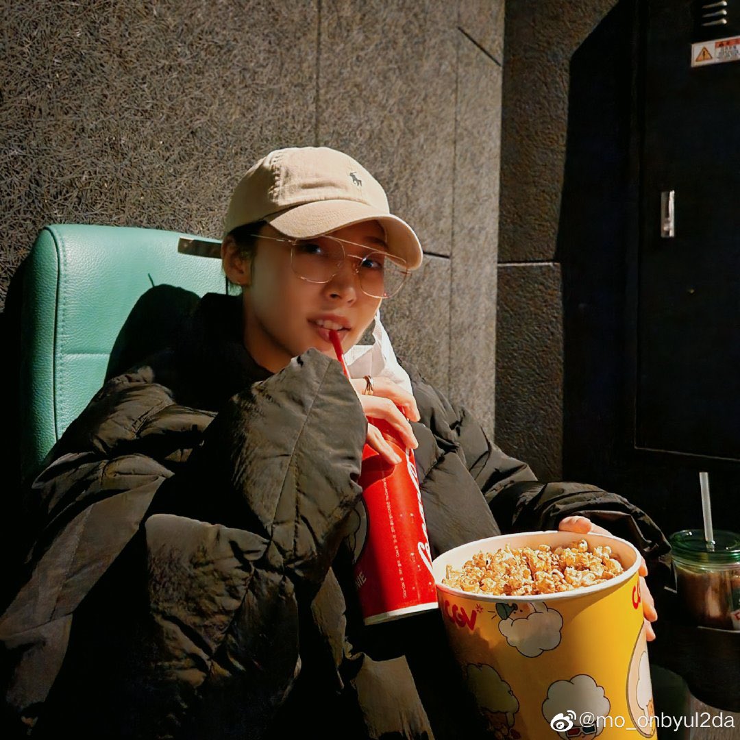 아끼발 설마 사진 찍으려고 원래 가져온 텀블러 놔두고 옆사람 콜라 빌려서 찍은거임?

이 햄스터…
정말깜찍하다