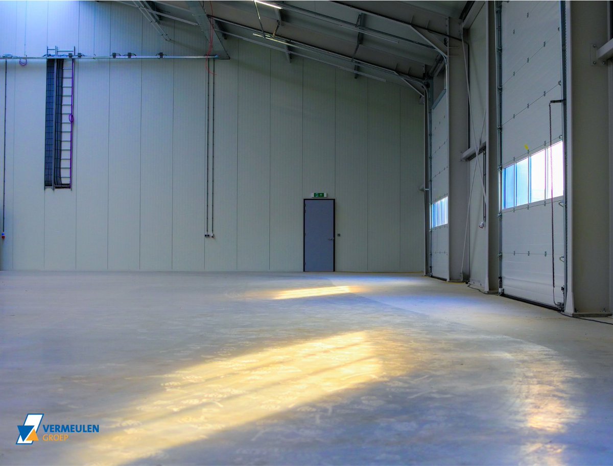 Het zonnetje schijnt naar binnen en de vloer is nu nog mooi en schoon. Uiteindelijk gaat deze loods veel gebruikt worden, waardoor dat niet lang zo zal blijven. Als hij helemaal af is vertellen we er meer over. Voor nu moeten jullie het even doen met deze 'sneakpeek'!