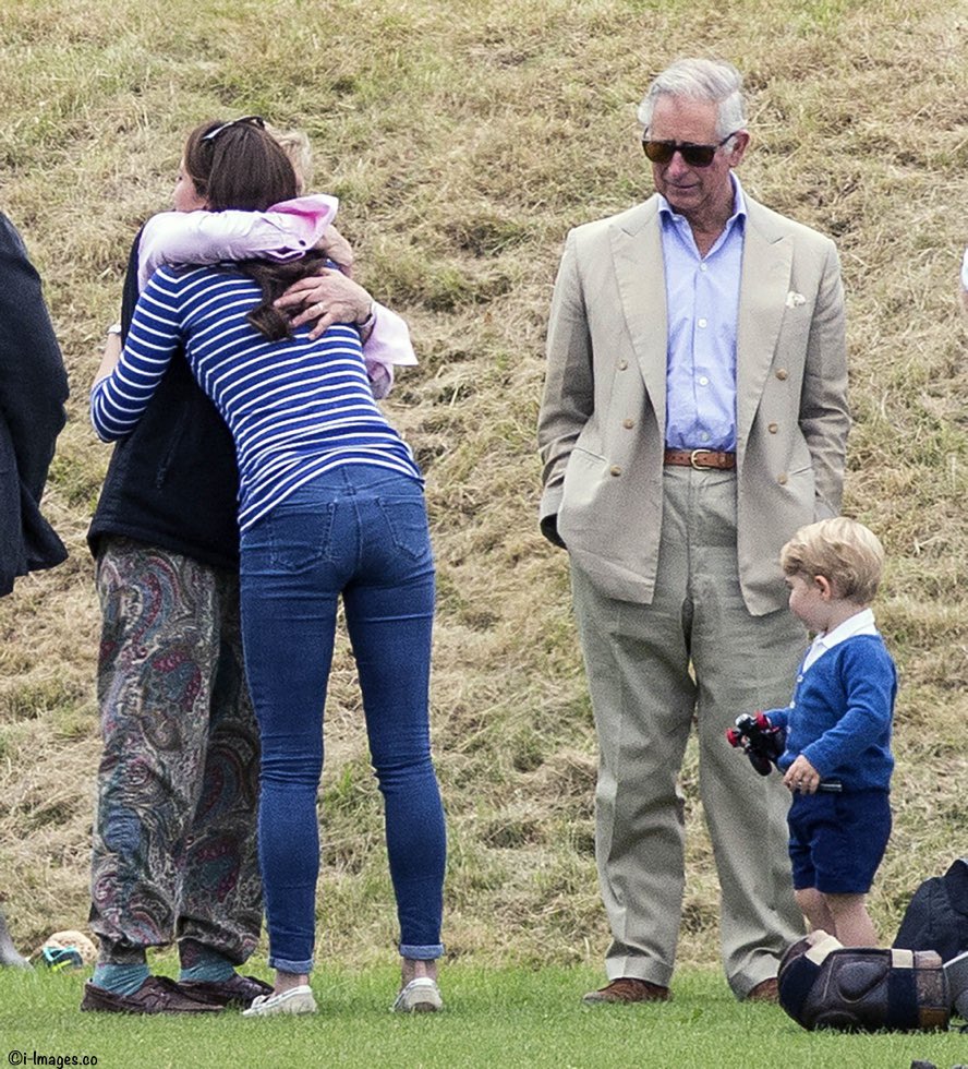 Canellelabelle's tweet photo. Meghan' Will &amp; kate are formal behind close doors' When I first met kate, she didnt want to hug'
First, As a stranger, you try to invade their space, its disrespectful. Second, they relax around their family &amp; friends. Not you. They saw a slithering snake coming yards away...💅🏽 https://t.co/x6A3z1KnYa