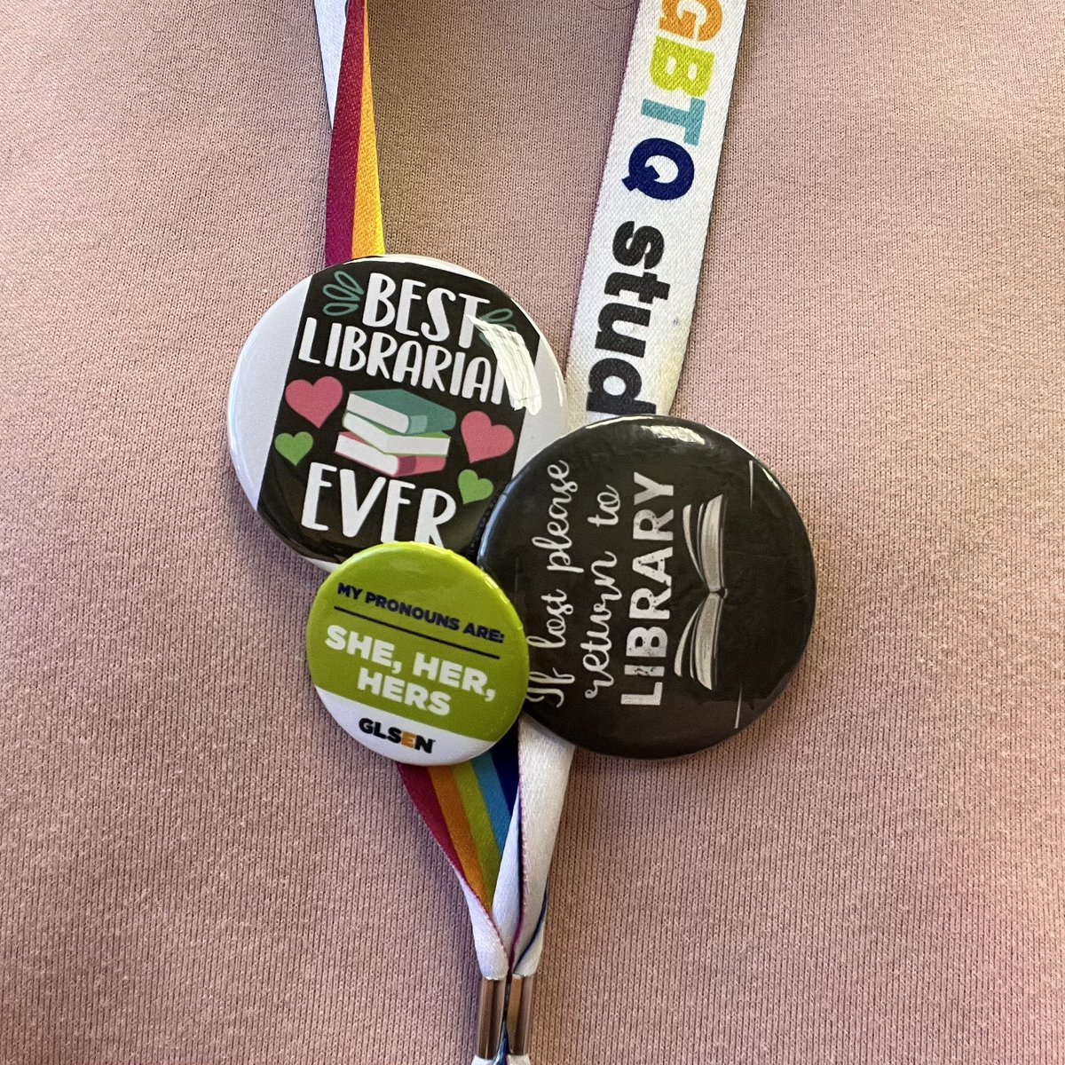 smplydori's tweet photo. A student made a new pin for me! πππ #newflare #SchoolLibrarian #MakerSpace https://t.co/sVNxnqANdy