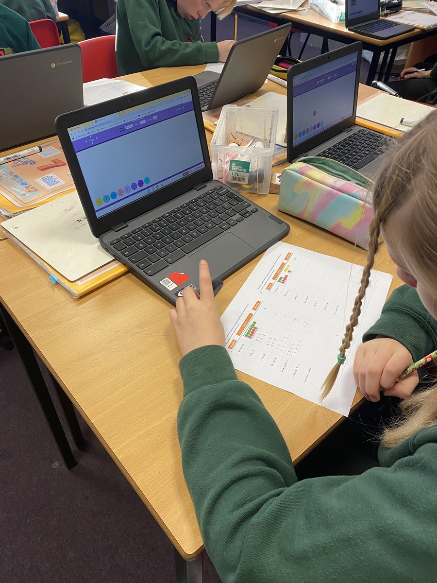 MathsTryfan's tweet photo. Blwyddyn 7 yn defnyddio trinolion cownteri ar mathsbot i gasglu termau heddiw #Algebra #Mathsbot @ysgol_tryfan https://t.co/EN0NtVHBeX https://t.co/HV2ipmYXyw